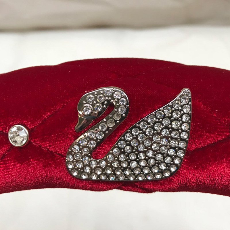 Cross-Border Wholesale Autumn and Winter Swan Logo Diamond Plush Car Steering Wheel Cover New Diamond Short Plush Car Steering Wheel Cover
