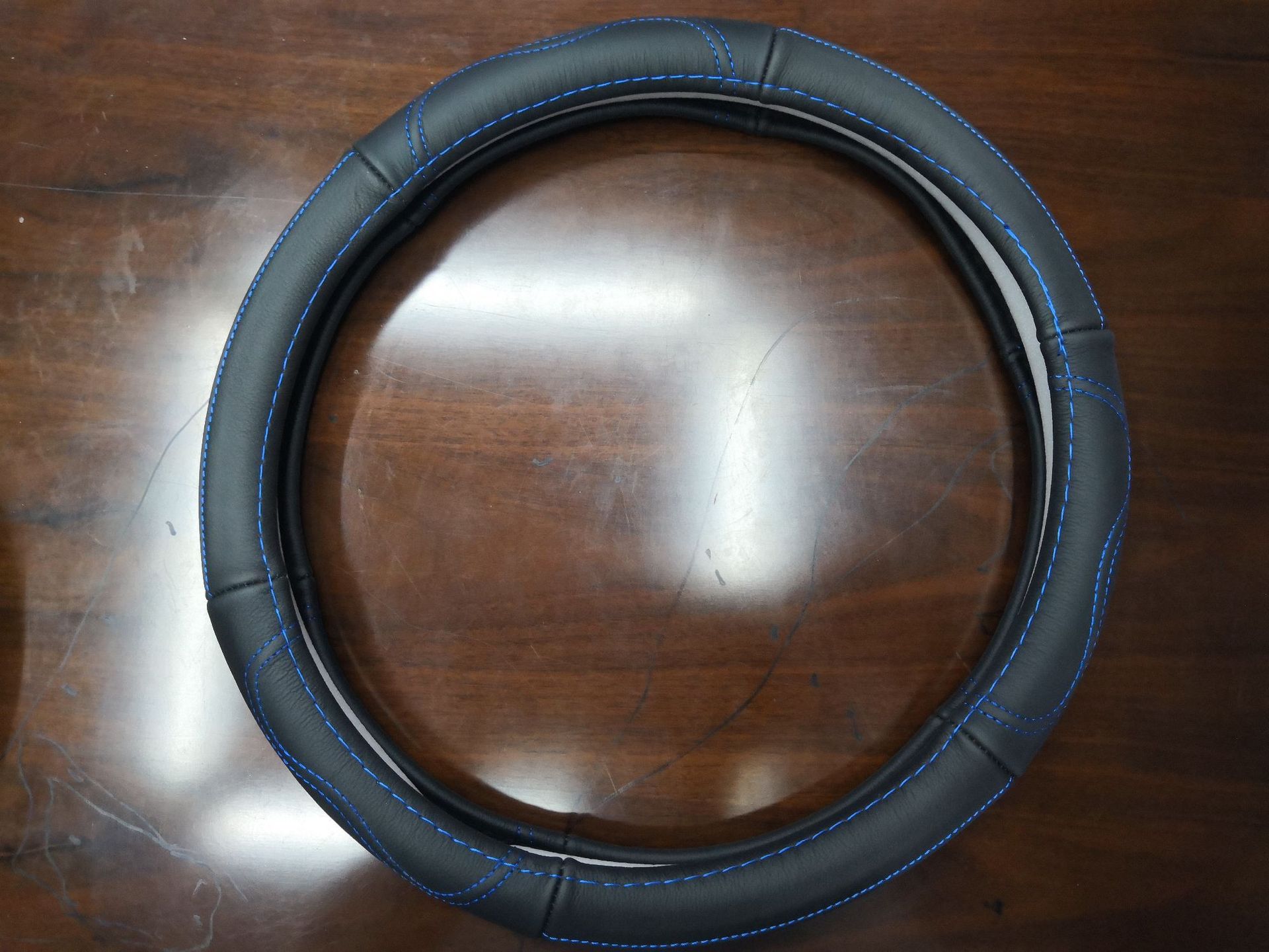 Manufacturers direct sales of white leather perforated inner ring steering wheel cover selling like hot sellers