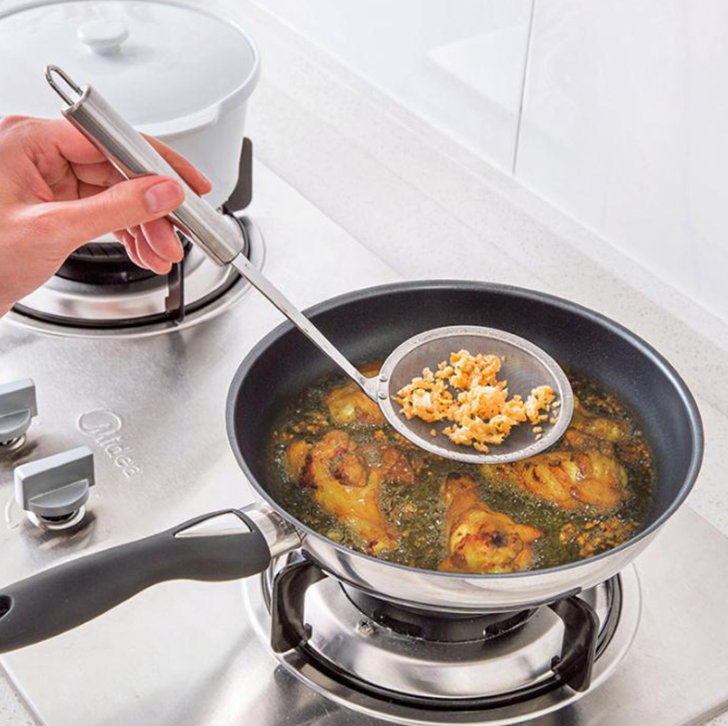 Kitchen Stainless Steel Colander Strainer Oil Leak Spoon Long Handle Foam Strainer Spoon Oil Skimmer Oil Filter Mesh Spoon Strainer