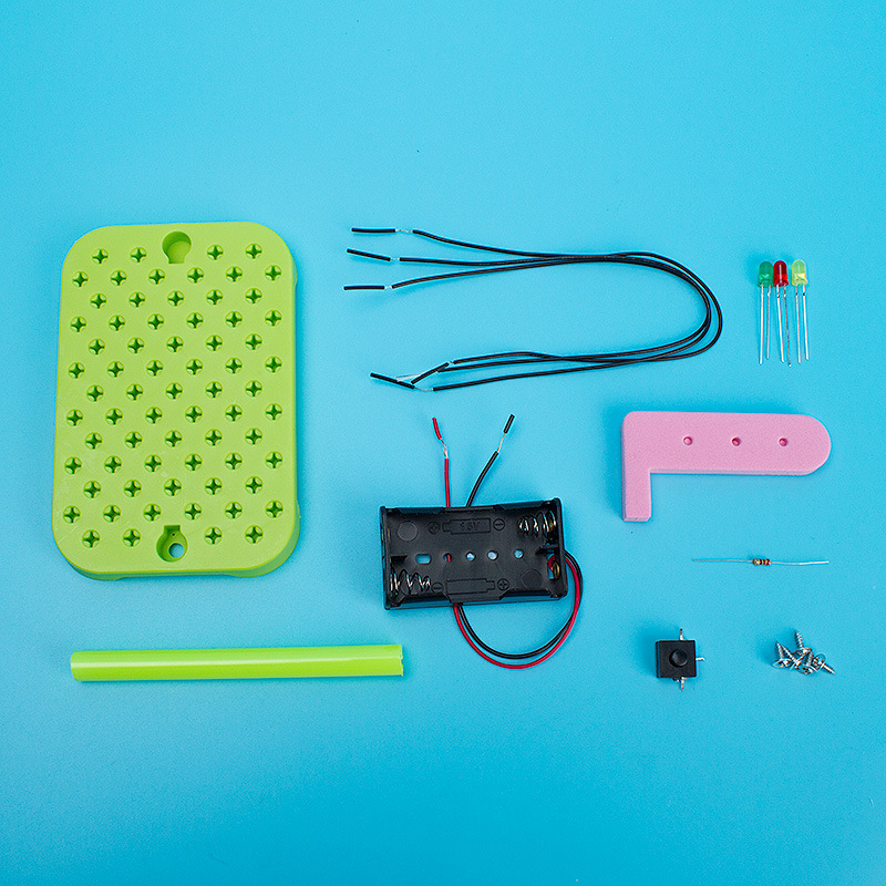 Manual DIY traffic light elementary school science experiment play teaching AIDS science and technology small production invention four switch operation