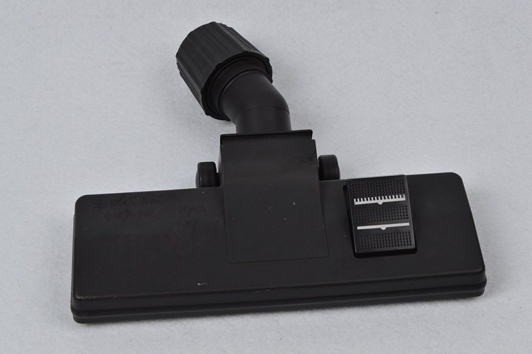 Household vacuum cleaner accessories, vacuum cleaner brush, vacuum cleaner with a simple universal joint DS05