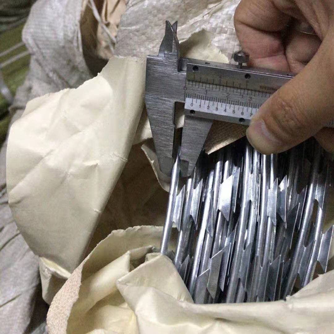 BTO-22 Razor barbed wire 4mm wire diameter 45cm outside diameter of each bundle 4 kg Rzaor barbed wire Export to Africa