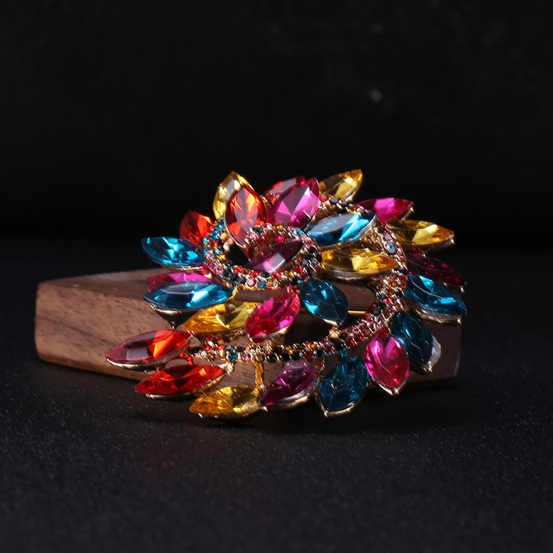 European and American wind creative design sense counterclockwise rotation water drill flowers full drill retro trend fashion brooch