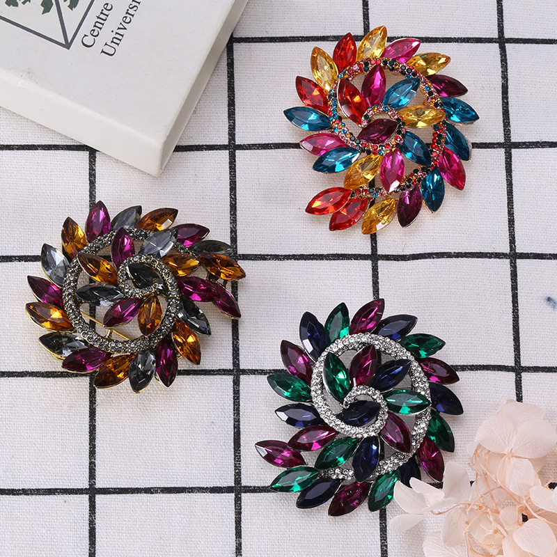 European and American wind creative design sense counterclockwise rotation water drill flowers full drill retro trend fashion brooch