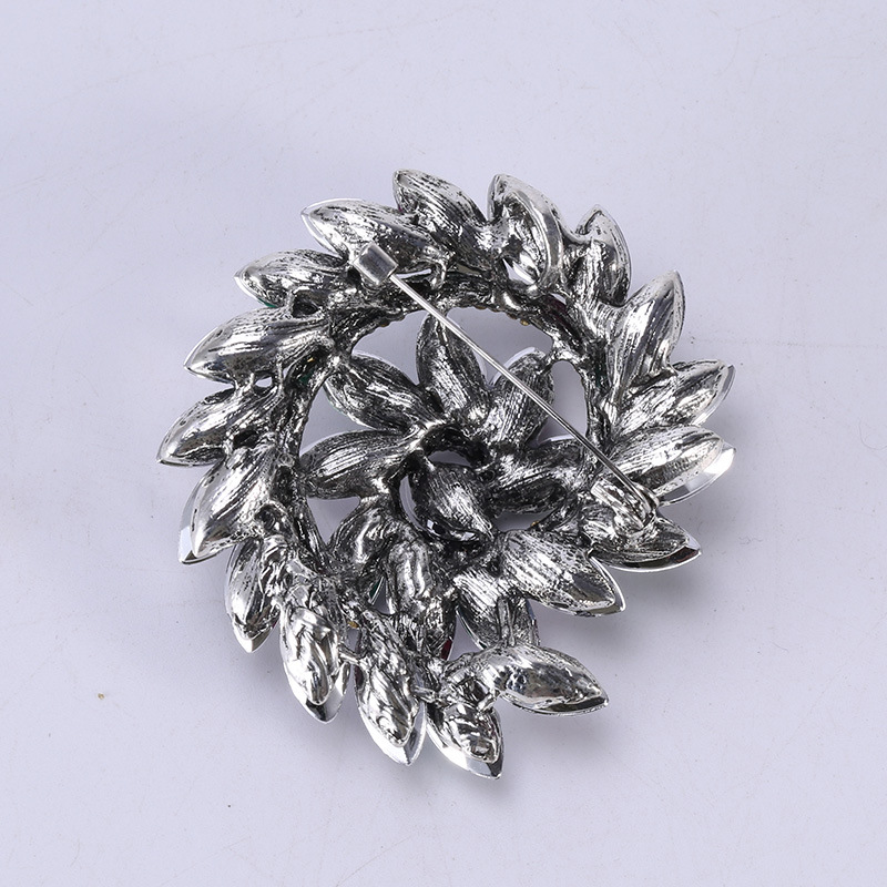European and American wind creative design sense counterclockwise rotation water drill flowers full drill retro trend fashion brooch