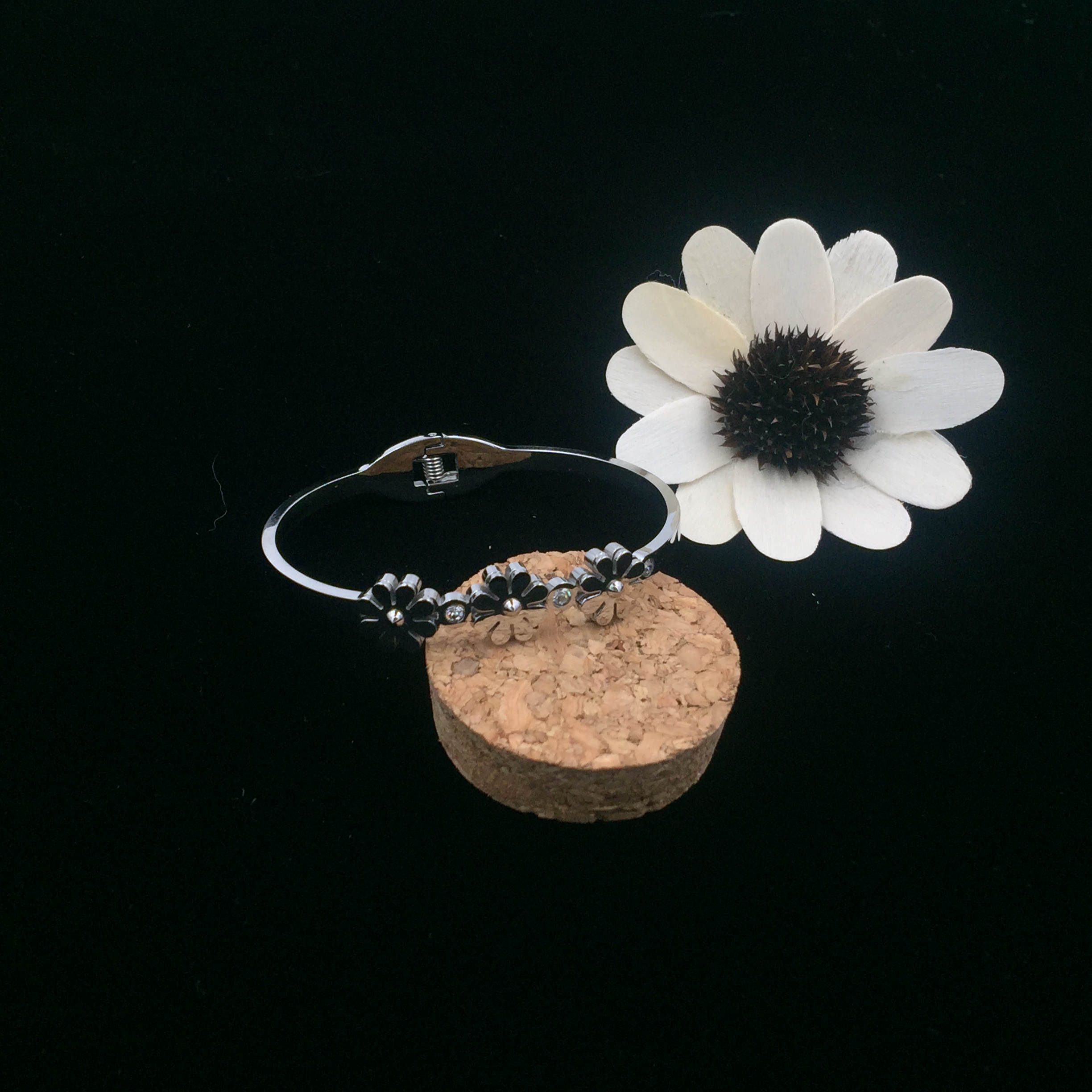 Europe and the United States fashion trend boutique flower shaped stainless steel bracelet
