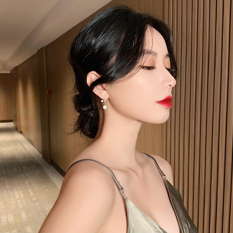Korean New Sterling Silver Needle Asymmetric Pearl Earrings Female Online Influencer Elegance, Fashion, Simplicity Frosty Style Earrings Fashion