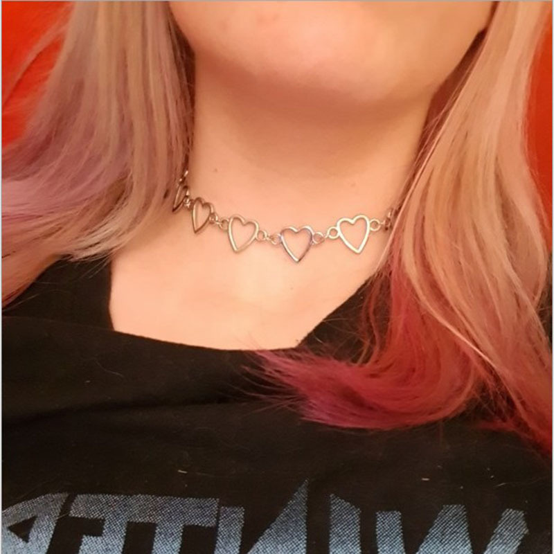 Retro Girl&#039;s Court Hollow Necklace Choker Clavicle Chain Necklace Women&#039;s Cross-Border Hip Hop Accessories Peach Heart Necklace