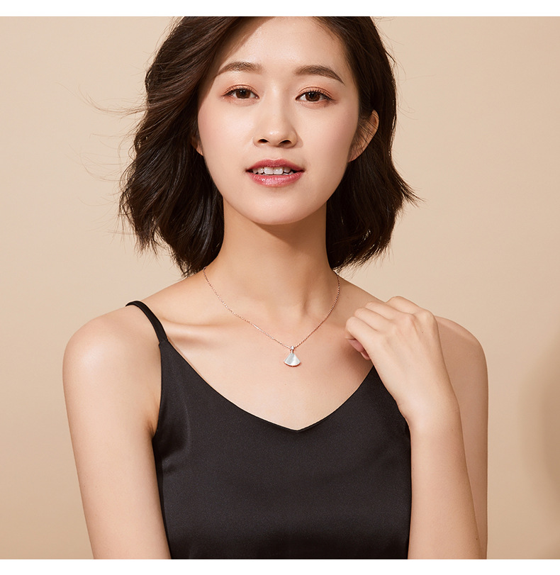 925 Silver Small Skirt Necklace Female Fan-Shaped White Conch Red Black Agate Plated 18K Rose Gold Clavicle Chain Short Pendant