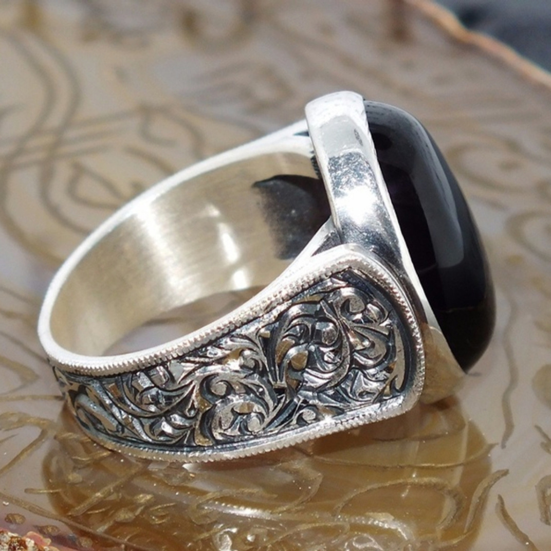 Rongyu European and American retro palace black agate creative ring Japanese and Korean version plating 925 retro carved jewelry wholesale Rongyu European and American retro palace black agate creative ring Japanese and Korean version plating 925 retro carved jewelry wholesale