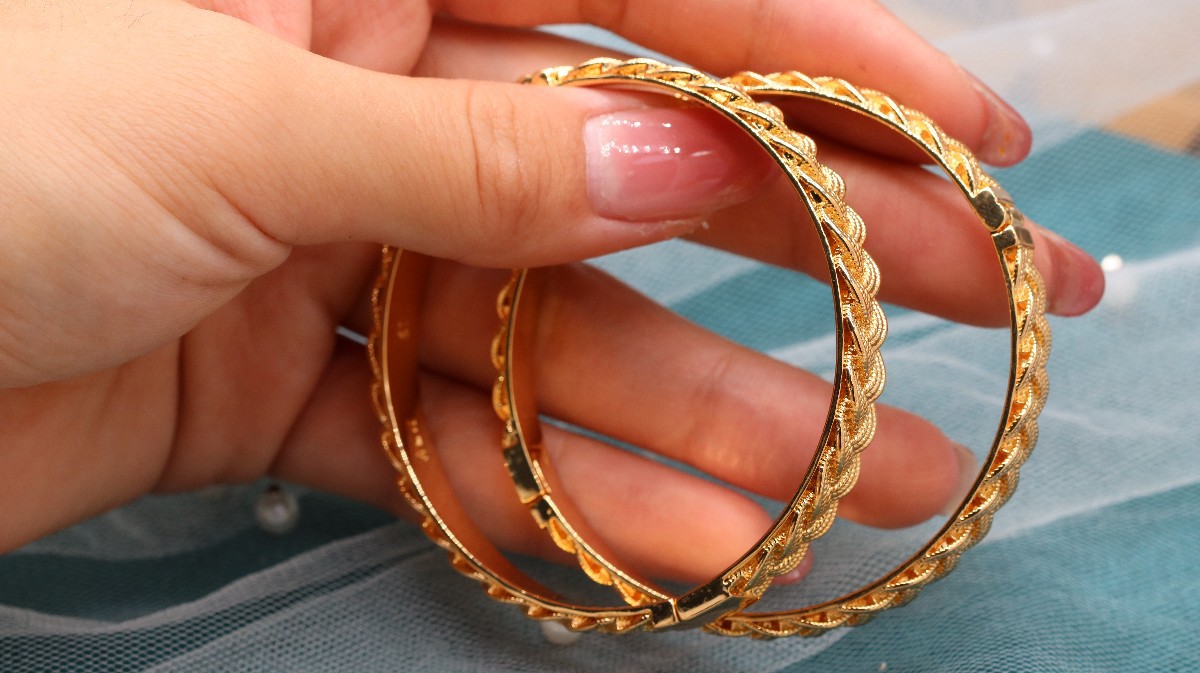 Factory Direct Sales Wholesale Elegant Open Women's Woven Color Retaining Gold European and American Glossy Bracelet