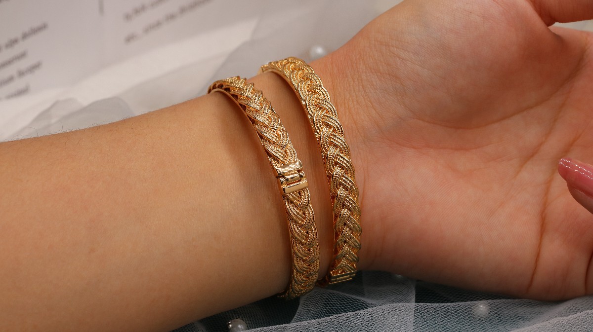 Factory Direct Sales Wholesale Elegant Open Women's Woven Color Retaining Gold European and American Glossy Bracelet