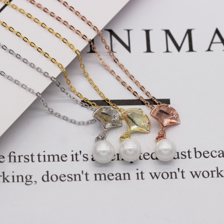 S925 pure silver plated platinum garnet strawberry crystal maple leaf necklace simple and grace valentine's day gift from Korea and Japan S925 pure silver plated platinum garnet strawberry crystal maple leaf necklace simple and grace valentine's day gift from Korea and Japan