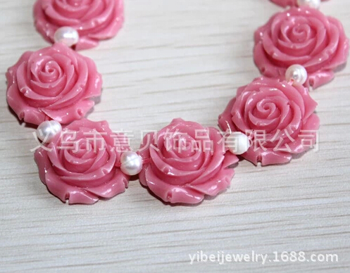 Coral coral natural peanut beads on both sides rose Pearl Necklace Double roses necklace Coral coral natural peanut beads on both sides rose Pearl Necklace Double roses necklace