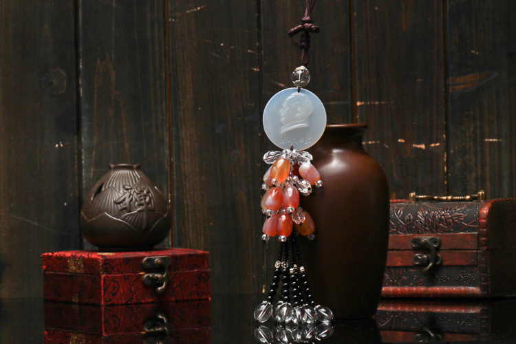 Natural white chalcedony agate car hanging high-grade chalcedony car hanging PI xiu ping button Natural white chalcedony agate car hanging high-grade chalcedony car hanging PI xiu ping button