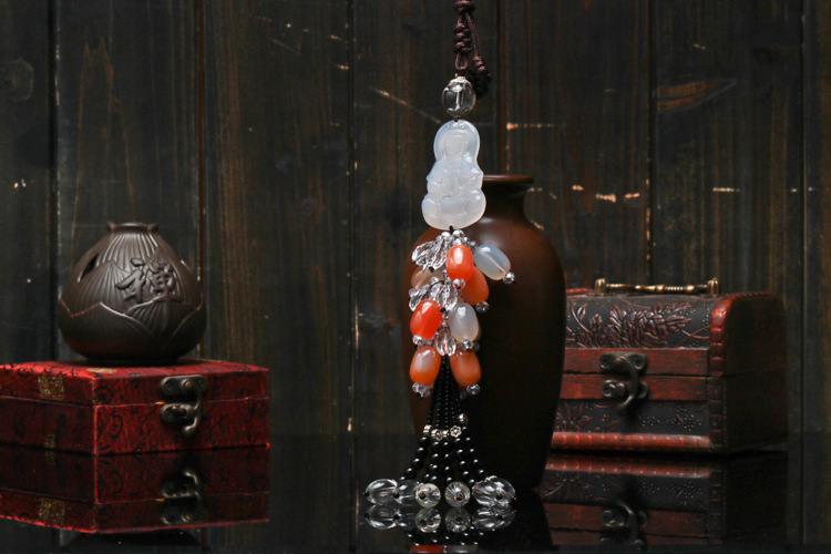 Natural white chalcedony agate car hanging high-grade chalcedony car hanging PI xiu ping button Natural white chalcedony agate car hanging high-grade chalcedony car hanging PI xiu ping button