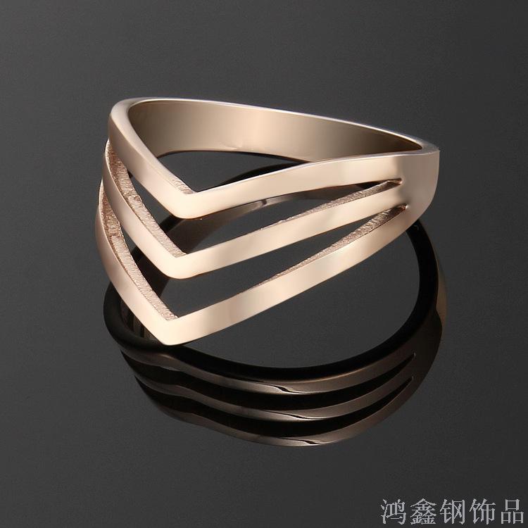 Titanium steel ring Europe and the United States three arrow heart hollow delicate rose gold ring