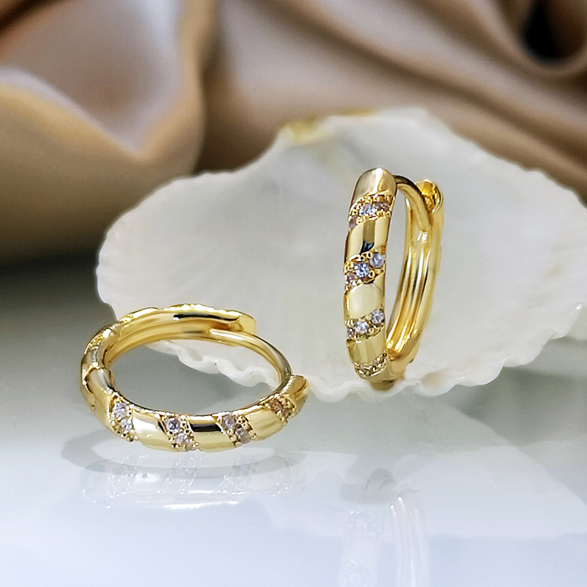 New Gold Ring Creative Women's Earrings European and American Retro Refined Rhinestone Earrings Internet Hot Ear Clip Earrings