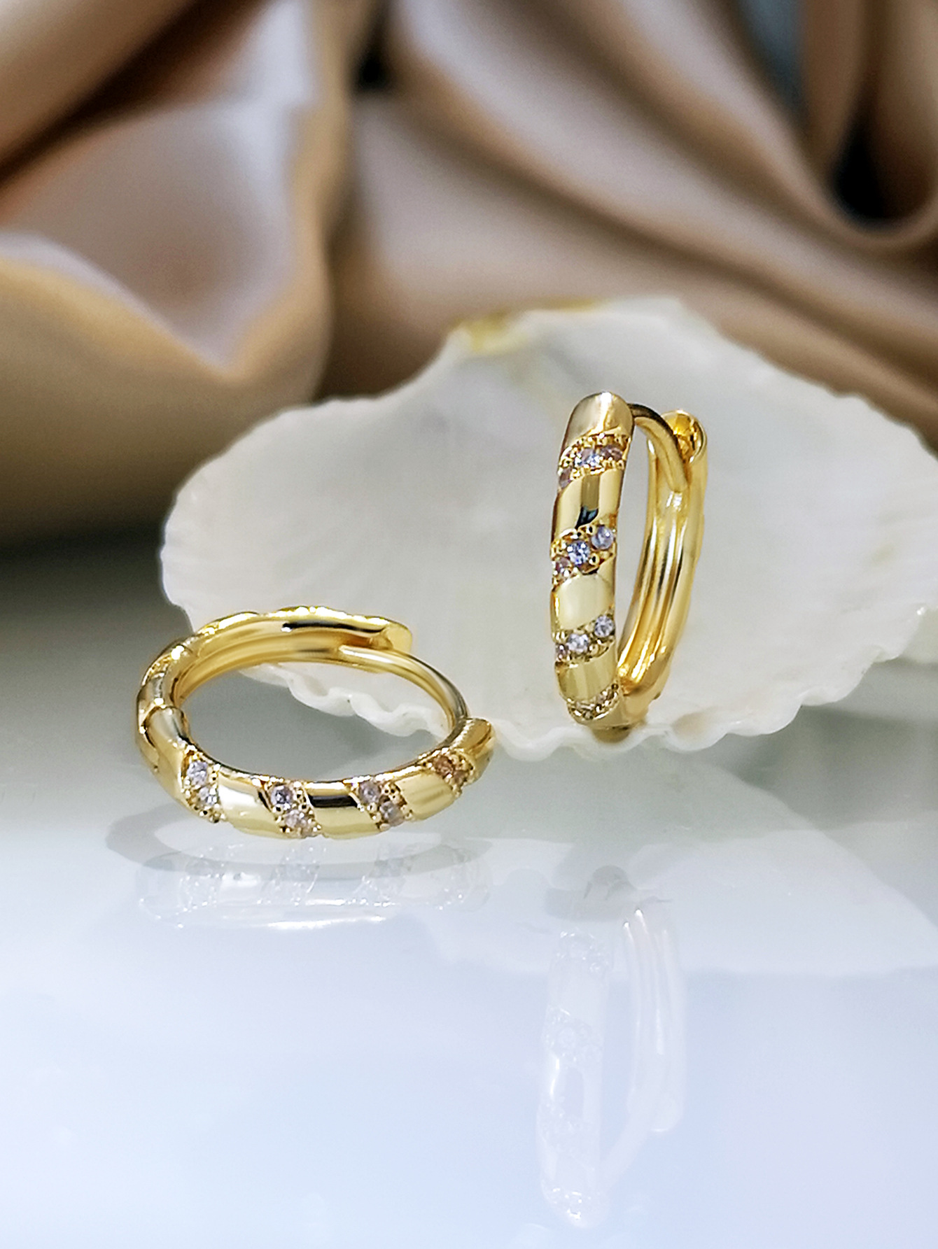 New Gold Ring Creative Women's Earrings European and American Retro Refined Rhinestone Earrings Internet Hot Ear Clip Earrings