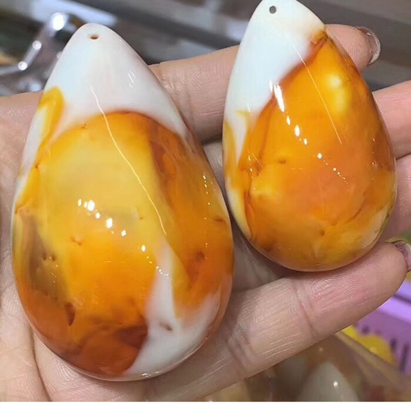 Manufacturer direct sale hot style natural 2 generation beeswax chicken oil yellow pendant necklace men and women neck Manufacturer direct sale hot style natural 2 generation beeswax chicken oil yellow pendant necklace men and women neck