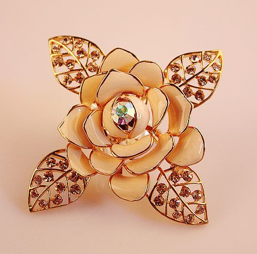 Boutique Luxury Color-Preserving Electroplating Ornament Silk Scarf Buckle Pin European and American Large Zircon Full Diamond Brooch Mixed Batch 10 Yuan Store Boutique Luxury Color-Preserving Electroplating Ornament Silk Scarf Buckle Pin European and American Large Zircon Full Diamond Brooch Mixed Batch 10 Yuan Store