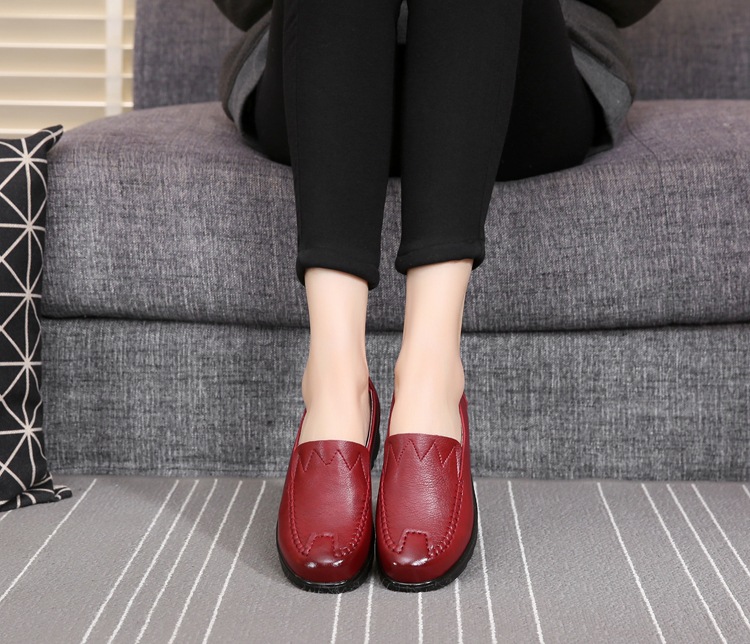2021 Spring and Autumn New Soft Leather Mom Shoes Women's Flat Soft Bottom Granny Shoes round Toe Middle-Aged and Elderly Leather Shoes