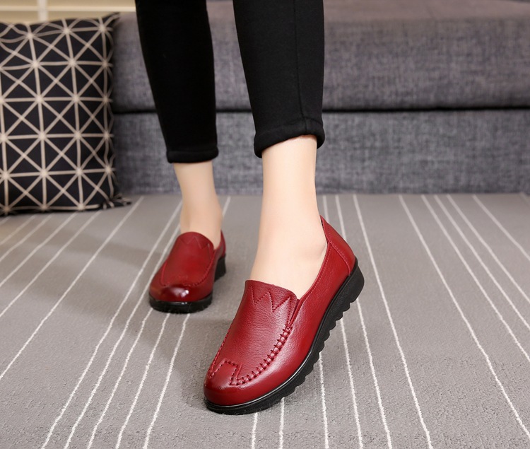 2021 Spring and Autumn New Soft Leather Mom Shoes Women's Flat Soft Bottom Granny Shoes round Toe Middle-Aged and Elderly Leather Shoes