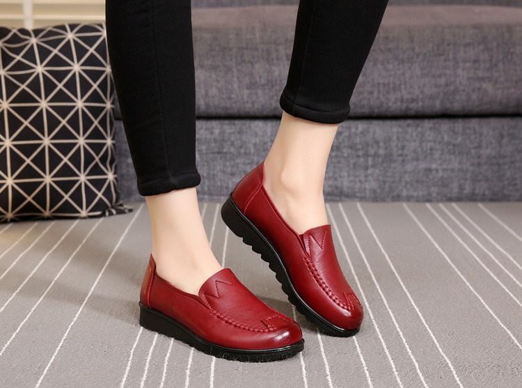 2021 Spring and Autumn New Soft Leather Mom Shoes Women's Flat Soft Bottom Granny Shoes round Toe Middle-Aged and Elderly Leather Shoes