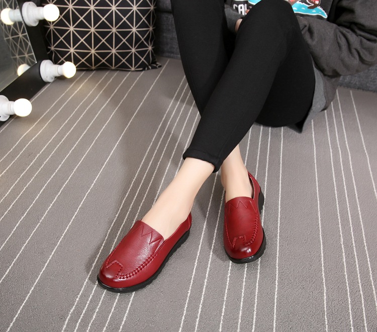 2021 Spring and Autumn New Soft Leather Mom Shoes Women's Flat Soft Bottom Granny Shoes round Toe Middle-Aged and Elderly Leather Shoes