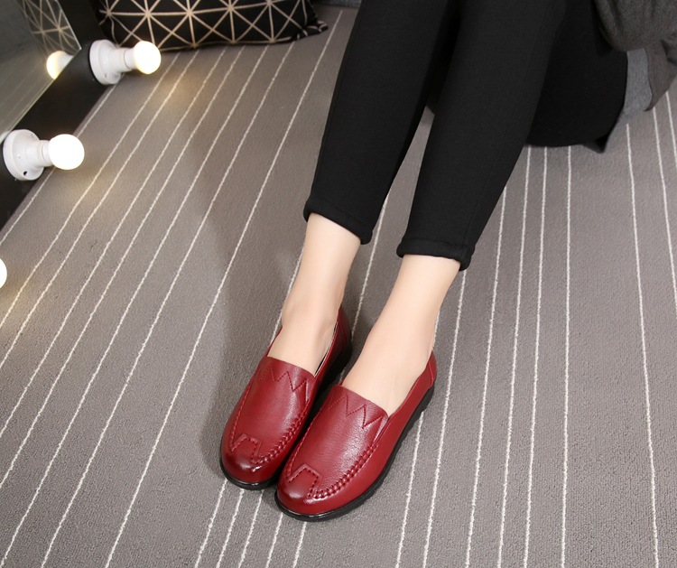 2021 Spring and Autumn New Soft Leather Mom Shoes Women's Flat Soft Bottom Granny Shoes round Toe Middle-Aged and Elderly Leather Shoes