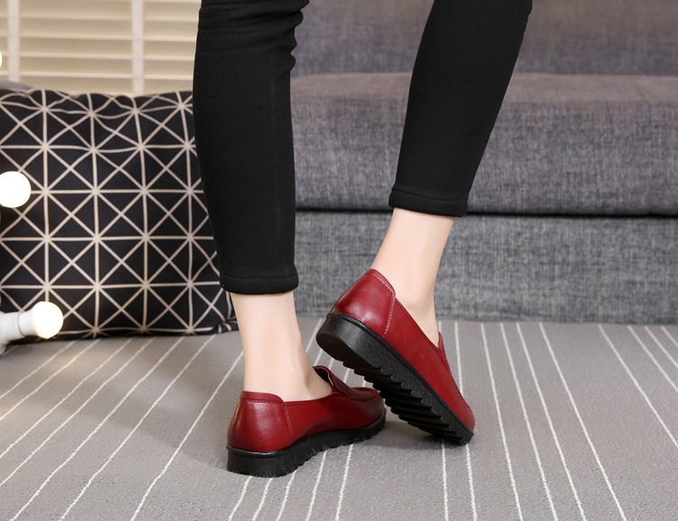 2021 Spring and Autumn New Soft Leather Mom Shoes Women's Flat Soft Bottom Granny Shoes round Toe Middle-Aged and Elderly Leather Shoes