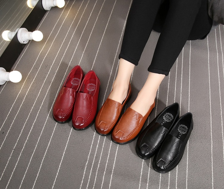 2021 Spring and Autumn New Soft Leather Mom Shoes Women's Flat Soft Bottom Granny Shoes round Toe Middle-Aged and Elderly Leather Shoes