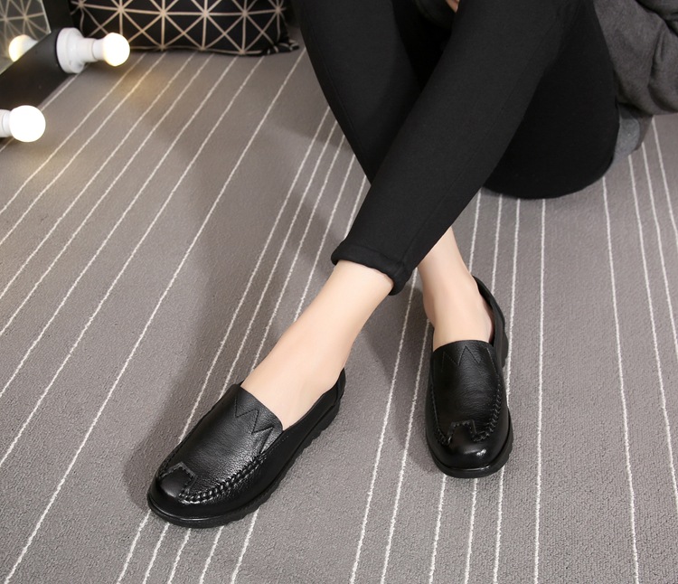 2021 Spring and Autumn New Soft Leather Mom Shoes Women's Flat Soft Bottom Granny Shoes round Toe Middle-Aged and Elderly Leather Shoes