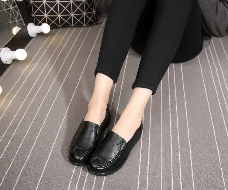 2021 Spring and Autumn New Soft Leather Mom Shoes Women's Flat Soft Bottom Granny Shoes round Toe Middle-Aged and Elderly Leather Shoes