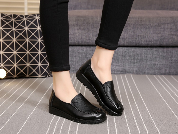 2021 Spring and Autumn New Soft Leather Mom Shoes Women's Flat Soft Bottom Granny Shoes round Toe Middle-Aged and Elderly Leather Shoes