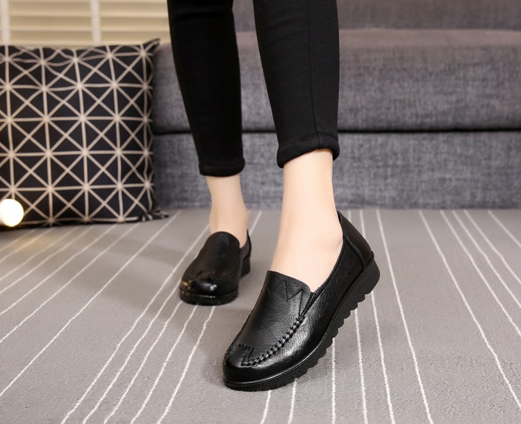 2021 Spring and Autumn New Soft Leather Mom Shoes Women's Flat Soft Bottom Granny Shoes round Toe Middle-Aged and Elderly Leather Shoes