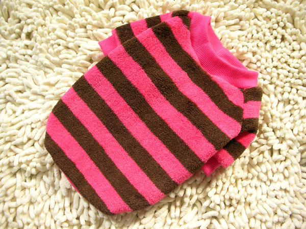 The CWQ pet clothing color stripe round neck sweater, coral fleece warm and breathable