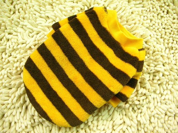 The CWQ pet clothing color stripe round neck sweater, coral fleece warm and breathable