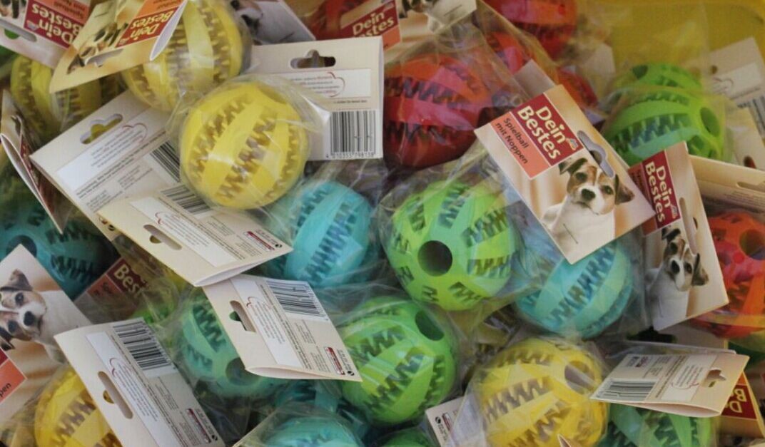 Large, Medium and Small Number Pet Bite-Resistant Rubber Food Dropping Ball Mint Flavor Pedigree Teether Ball Dog Toys Large, Medium and Small Number Pet Bite-Resistant Rubber Food Dropping Ball Mint Flavor Pedigree Teether Ball Dog Toys