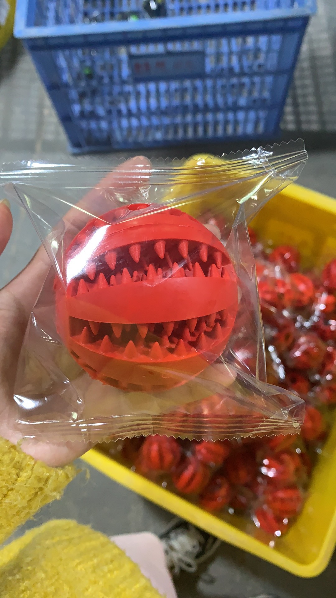 Large, Medium and Small Number Pet Bite-Resistant Rubber Food Dropping Ball Mint Flavor Pedigree Teether Ball Dog Toys Large, Medium and Small Number Pet Bite-Resistant Rubber Food Dropping Ball Mint Flavor Pedigree Teether Ball Dog Toys