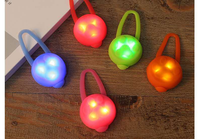 PET Soft Silicone Collar Bell Led Light Flasher Chest Back Luminous Pendant Night Safety Light Walking Cat Dog Supplies PET Soft Silicone Collar Bell Led Light Flasher Chest Back Luminous Pendant Night Safety Light Walking Cat Dog Supplies