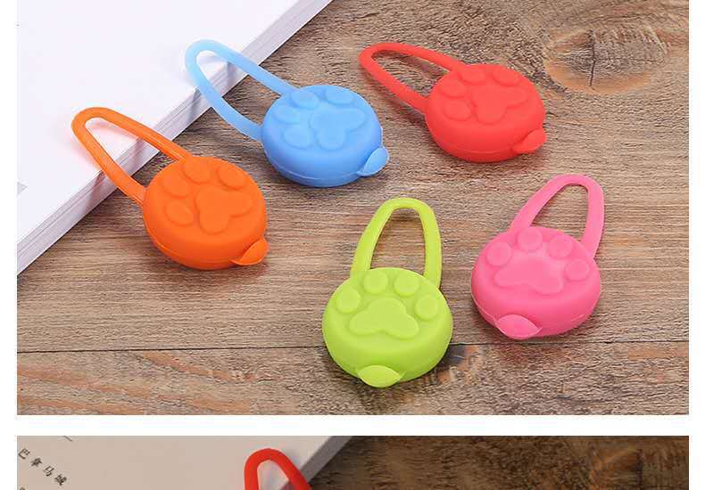 PET Soft Silicone Collar Bell Led Light Flasher Chest Back Luminous Pendant Night Safety Light Walking Cat Dog Supplies PET Soft Silicone Collar Bell Led Light Flasher Chest Back Luminous Pendant Night Safety Light Walking Cat Dog Supplies