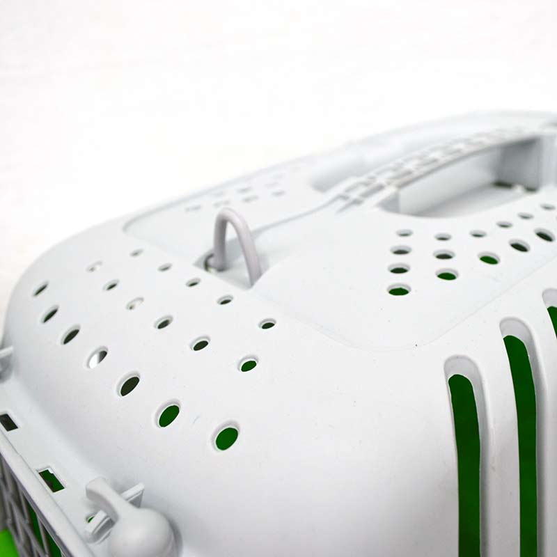The pet goes out to carry the air box mesh door to breathe comfortably.