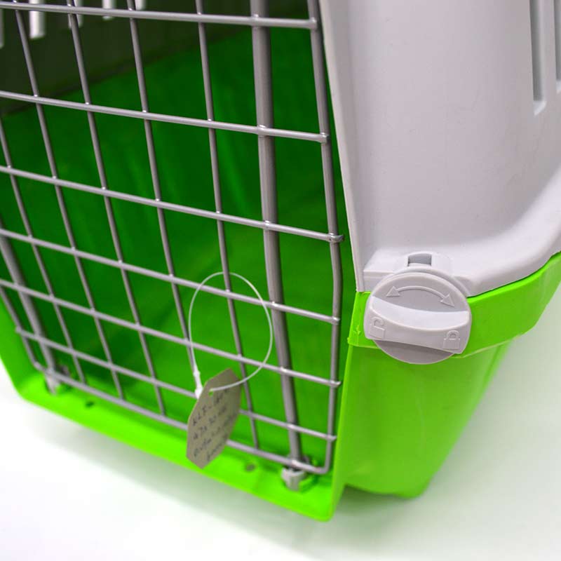 The pet goes out to carry the air box mesh door to breathe comfortably.