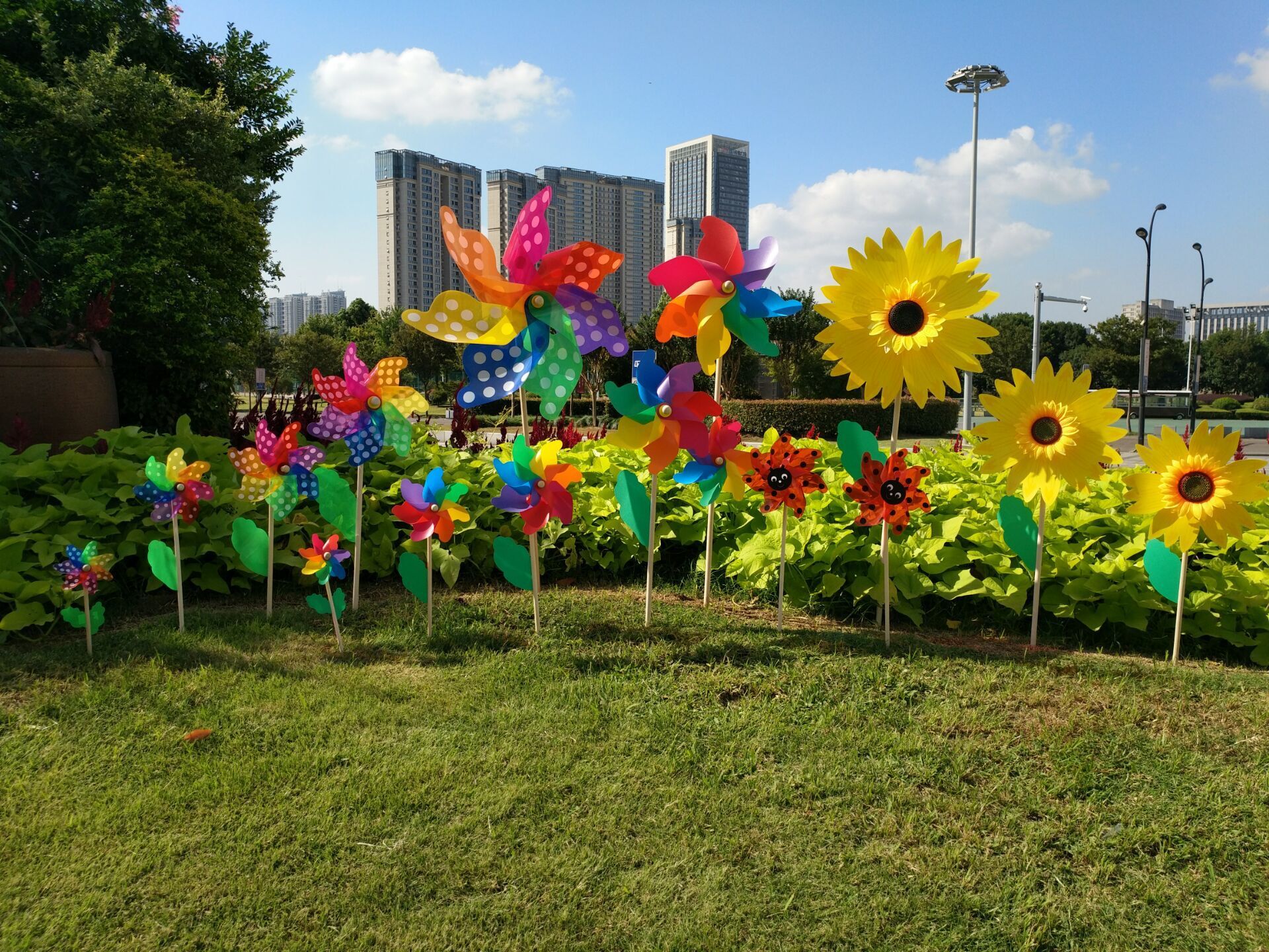 Children's Windmill Colorful Wooden Rod Windmill Toy Factory Wholesale Windmill DIY Outdoor Decorative Plastic Windmill Children's Windmill Colorful Wooden Rod Windmill Toy Factory Wholesale Windmill DIY Outdoor Decorative Plastic Windmill