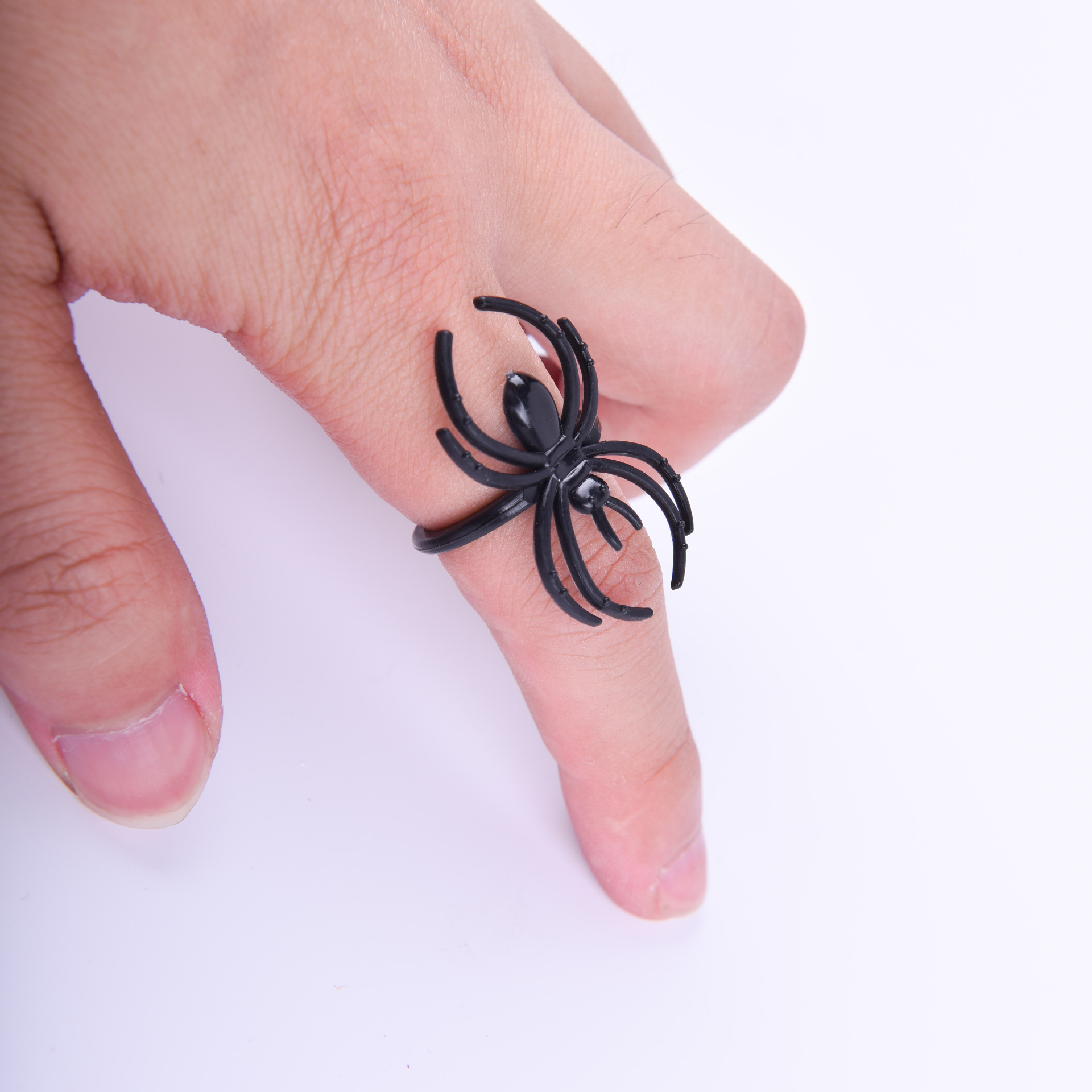Halloween Dress up Party Props Spider Ring Plastic Ghost Festival Simulation Spider Ring Spoof Trick Toy