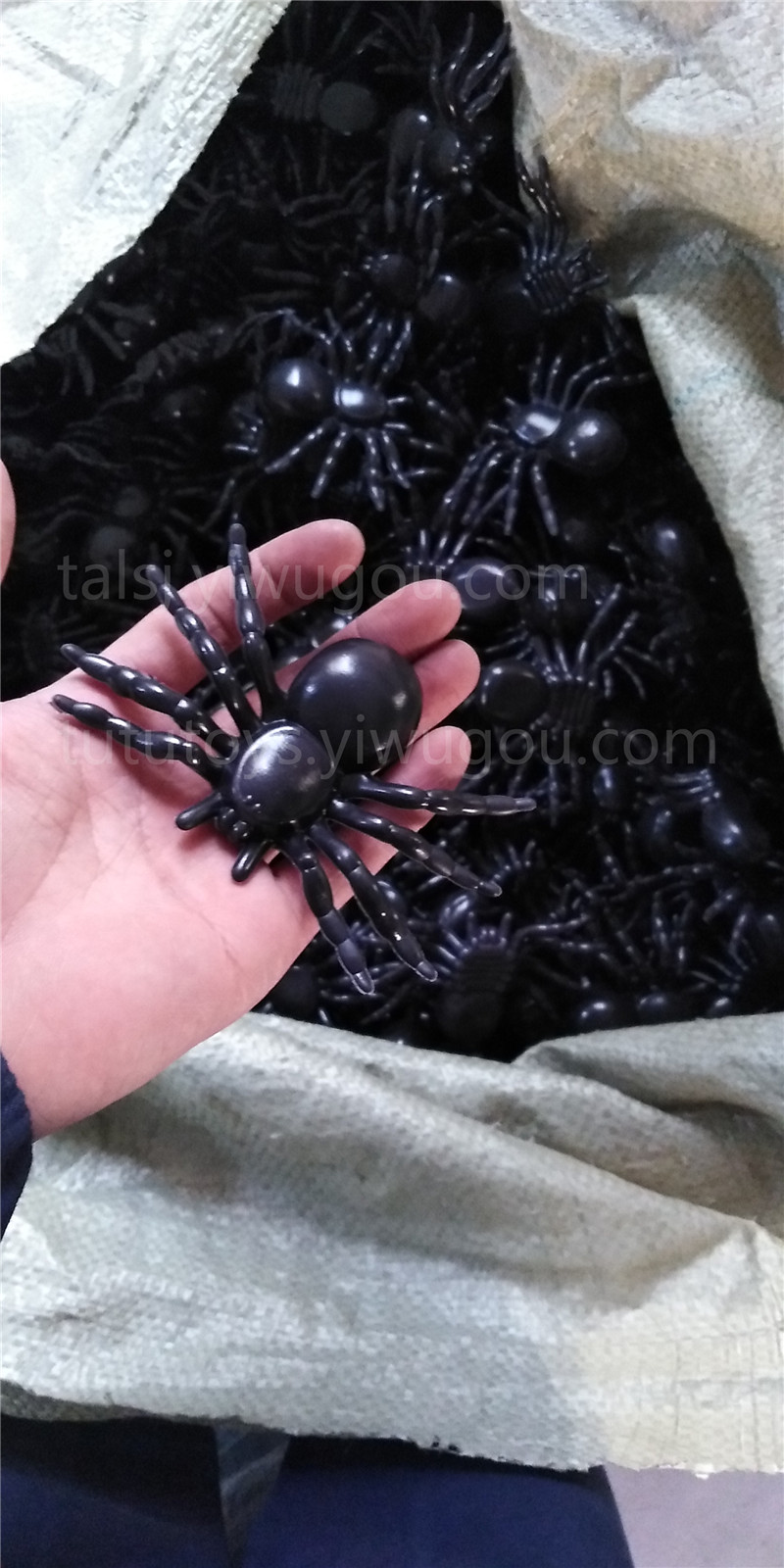  luminous spider luminous simulation of plastic spider Halloween scene layout props costumes accessories