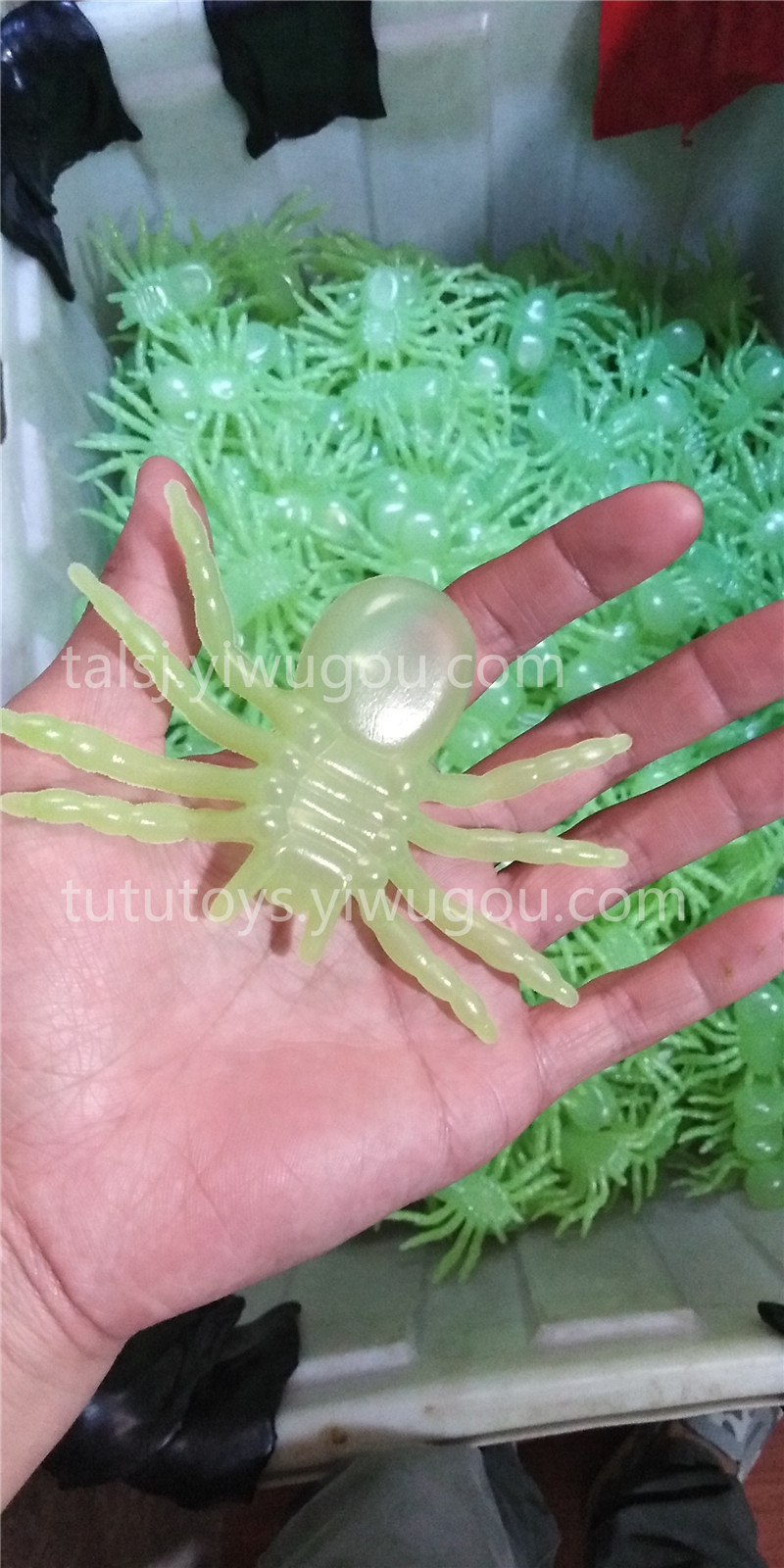  luminous spider luminous simulation of plastic spider Halloween scene layout props costumes accessories