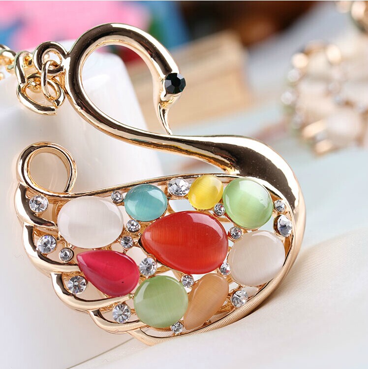 The cat&#039;s eye diamond key Koudian Swan drill key buckle alloy car hanging bag