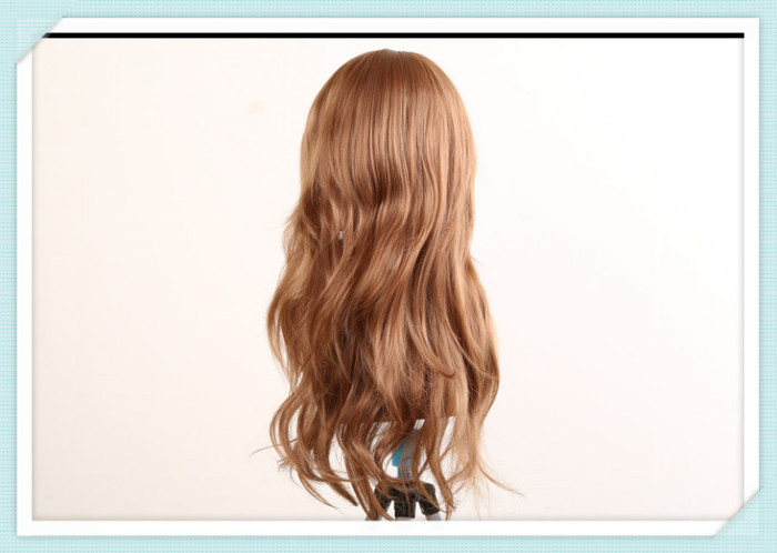 Medium blonde long wavy wig with oblique bangs made of chemical fiber Medium blonde long wavy wig with oblique bangs made of chemical fiber